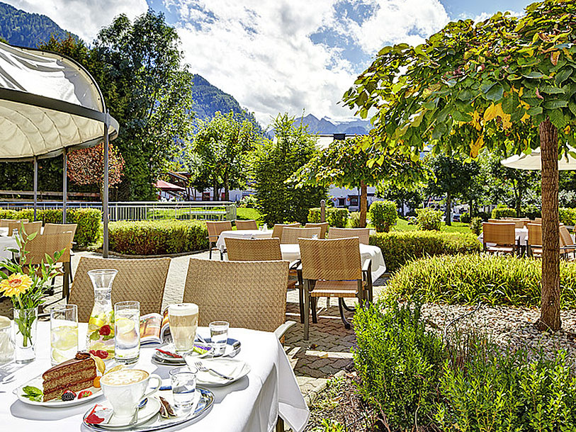 Slå dig ner på den sköna solterrassen på Das Alpenhaus Kaprun och bara njut
