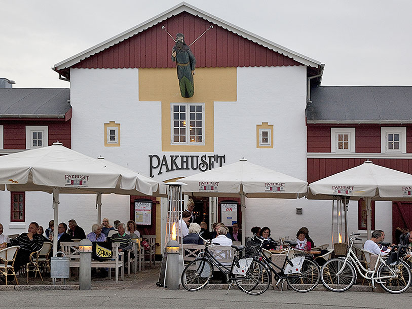 Pakhusene på havnen, der hver sommer summer af liv - her er bedre plads i uden for sæsonen!