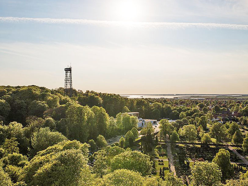 Udsigten mod syd fra toppen af Hvide Hus, hvor øjet møder Kunsten, Limfjorden og Aalborgtårnet