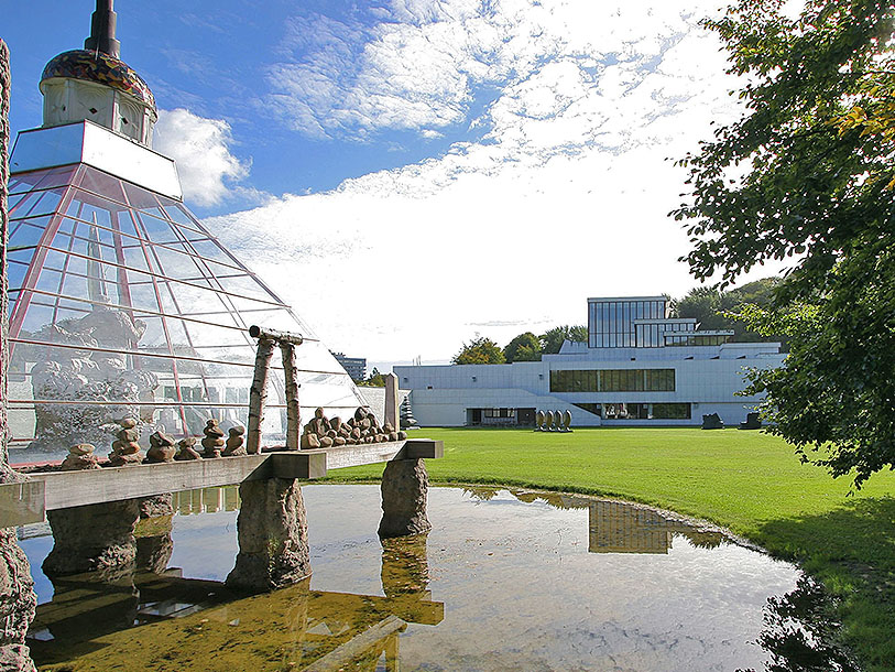 Kunsten har værker fra 1900 og frem samt en skøn skulpturpark- lige over for jeres hotel