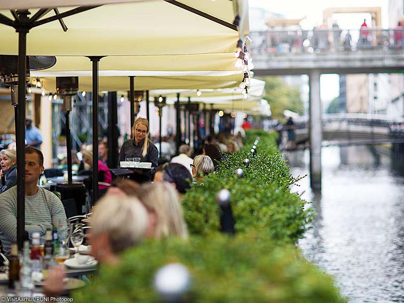 Caféer, restauranger och uteställen trängs längs ån i centrum av Århus