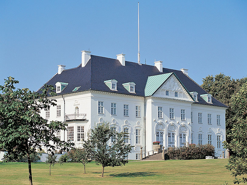 Den danska kungafamiljens sommarresidens, Marselisborg Slott, ligger söder om Århus centrum