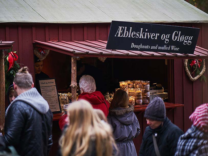 Det är julmarknad i Den Gamle By i Århus under hela advent