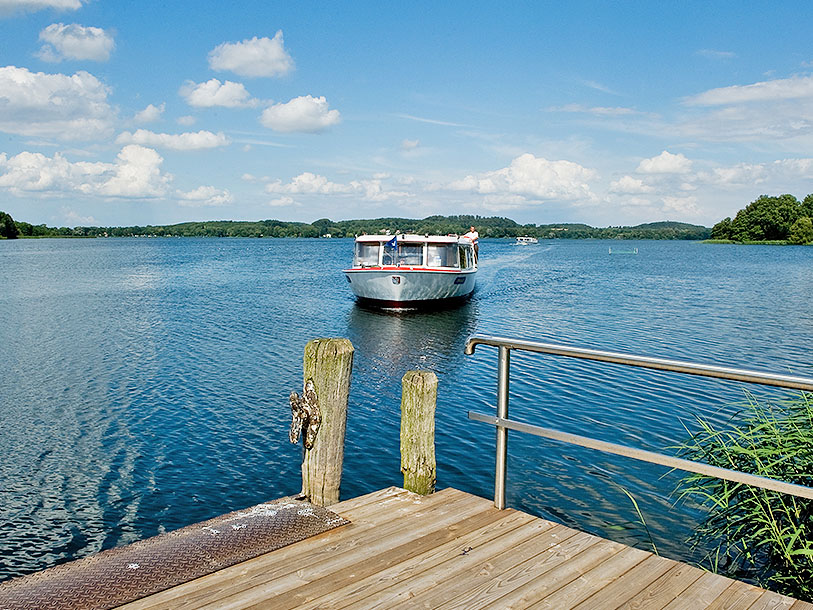Ved hotellets egen badebro afgår rutebåden M/S Dieksee