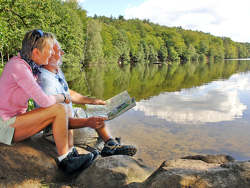 Stierne omkring søerne byder på malerisk naturidyl, stille skovarealer og fredede yngleområder