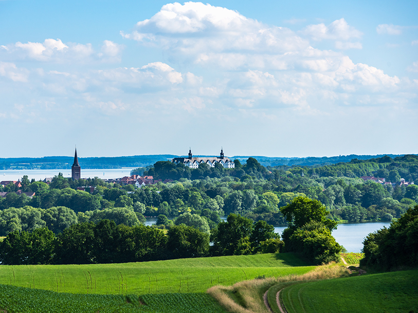 Plön er hovedbyen i søriget i Schleswig-Holstein og nærmest bygget på øer omgivet af De 5 Søer