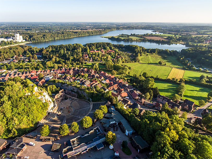 Midt i Bad Segeberg ligger "Kalkberg", hvor klipperne former et stort amfiteater