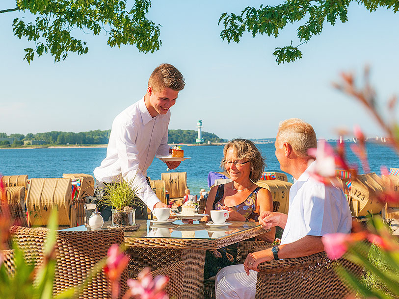 Der er desuden mange hyggelige traktørsteder, hvor man kan holde en pause langs fjorden ind til Kiel