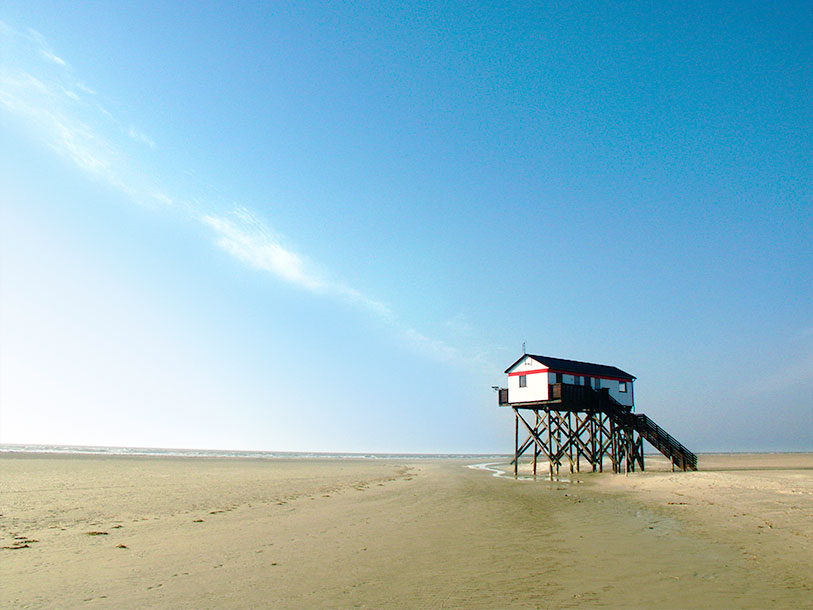 Et af de berømte pælehuse ved St. Peter Ording - skabt til den enorme forskel mellem flod og ebbe