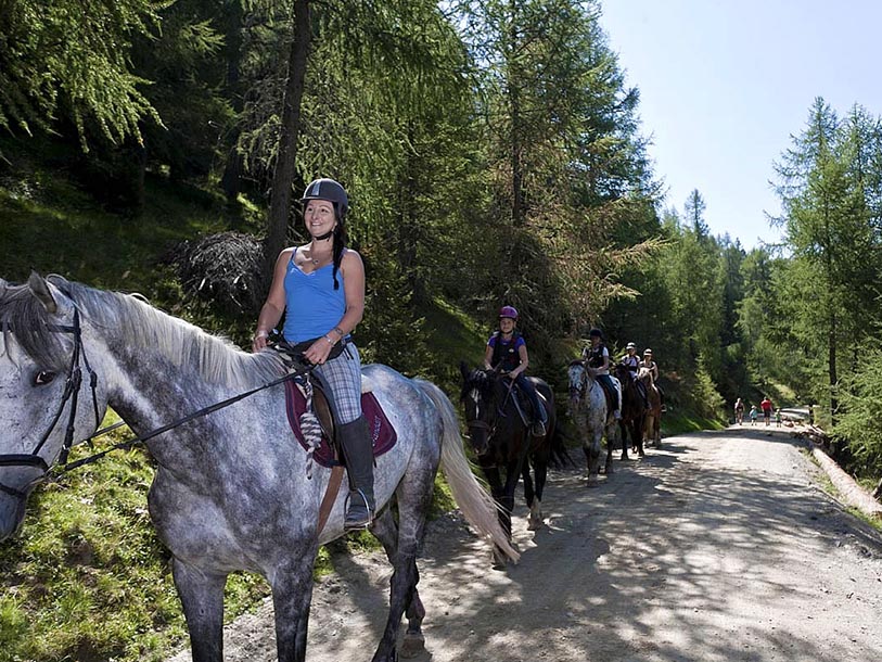 Her er også mulighed for at komme med på rideudflugt i Alperne
