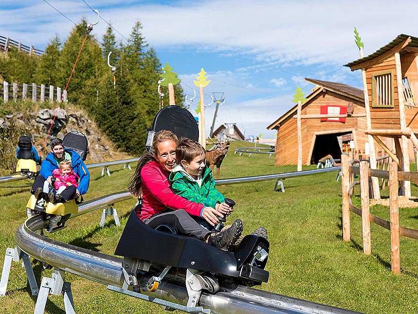 Sus ned ad bjerget på sommerkælkebanen i Katschhausen Children's Adventure World (800 m)