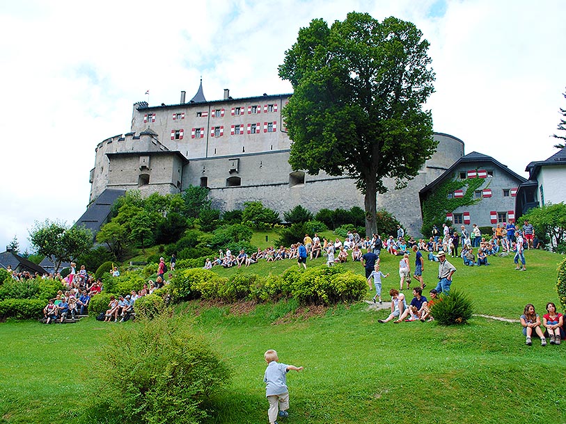 Kør også til Burg Hohenwerfen, som bl.a. arrangerer falkoneropvisninger