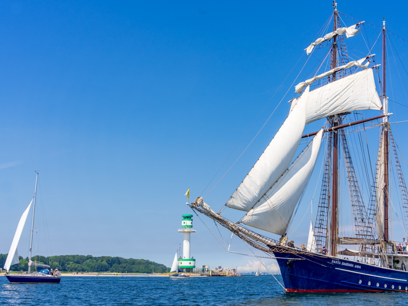 På Kiel fjord er der altid liv og hvide sejl