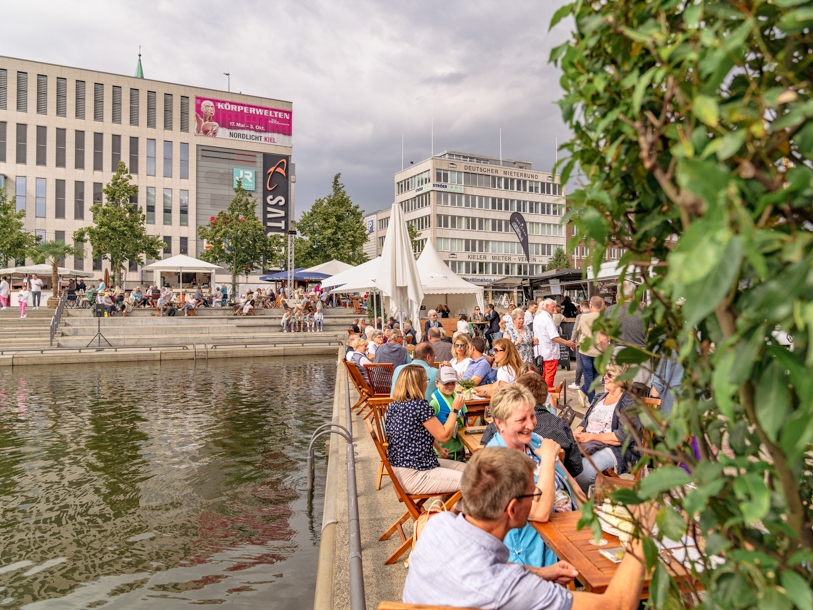 Bådehavnen i det centrale Kiel er kendt for sin strandpromenade og de mange caféer ved vandet