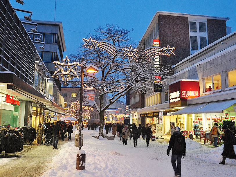 Byens gader og butiksvinduer er indbydende med deres julepynt