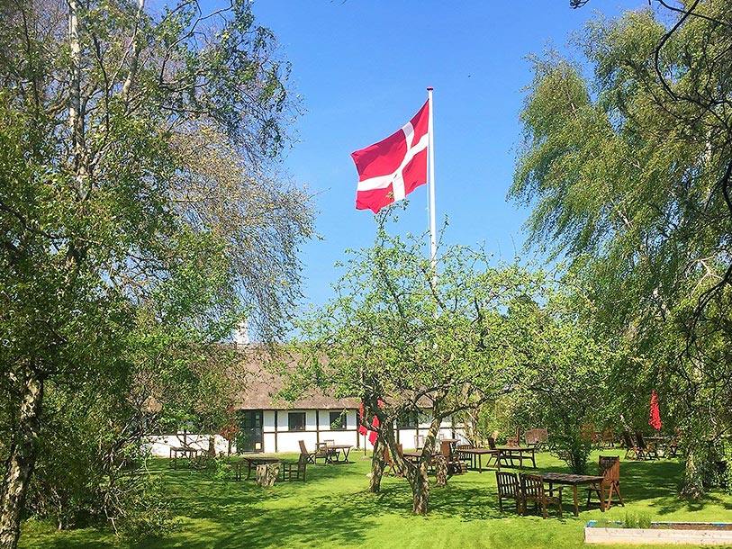 Huvudbyggnaden på Strandgaarden Badehotel stammar från 1727