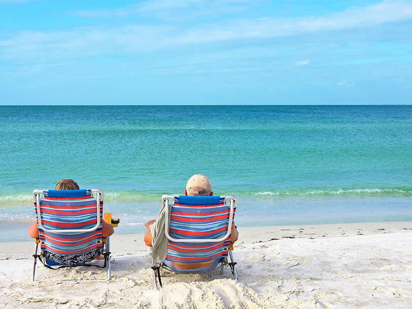 Ett stenkast från badhotellet ligger Läsös härliga strand med vit, mjuk sand vid det kristallklara havet