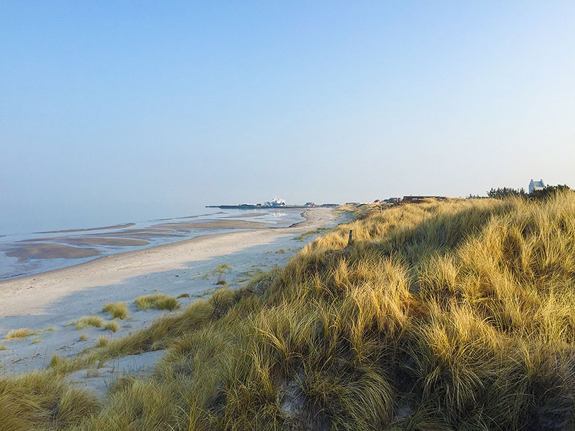 Utsikt från badhotellets egen strand mot Vesterø Havn där Läsöfärjan lägger till