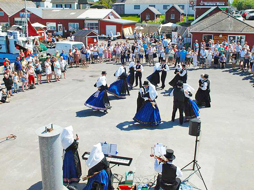 Gamla traditioner och folkdräkter luftas på Vesterøs årliga hamnfest