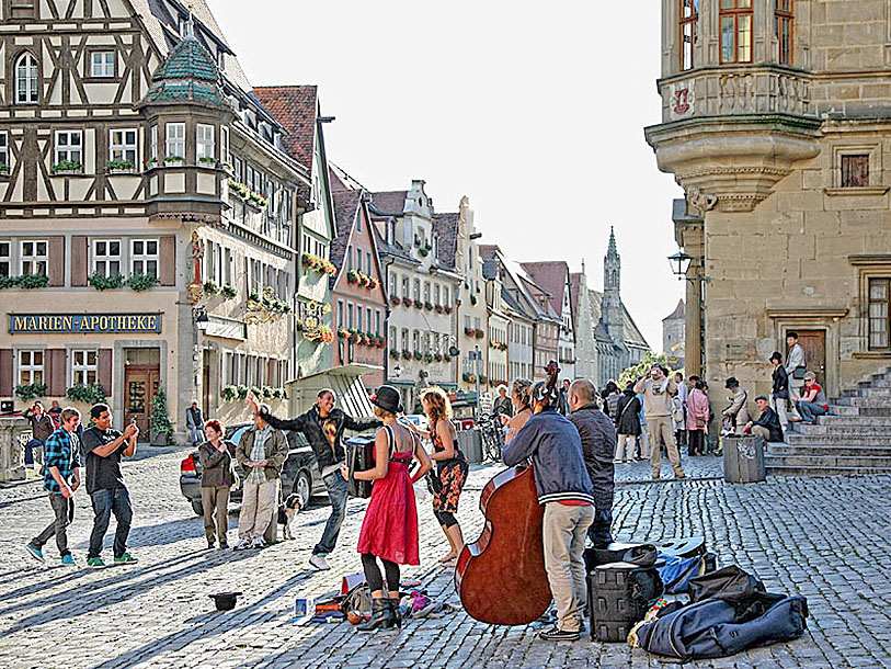 Medeltidsstaden Rothenburg ob der Tauber bjuder på en livlig semesterstämning