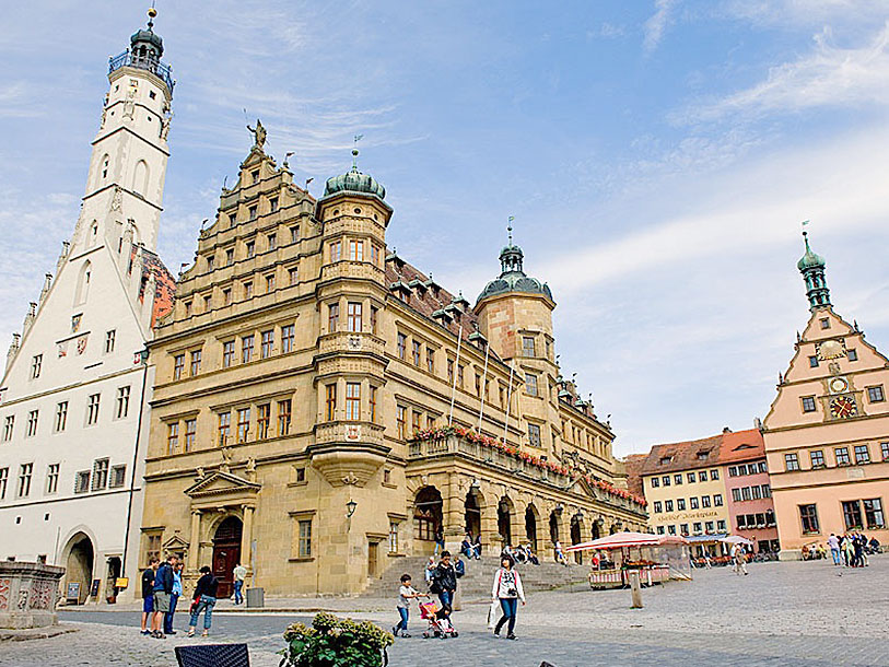 Upplev Marktplatz i centrum av Rothenburg ob der Tauber
