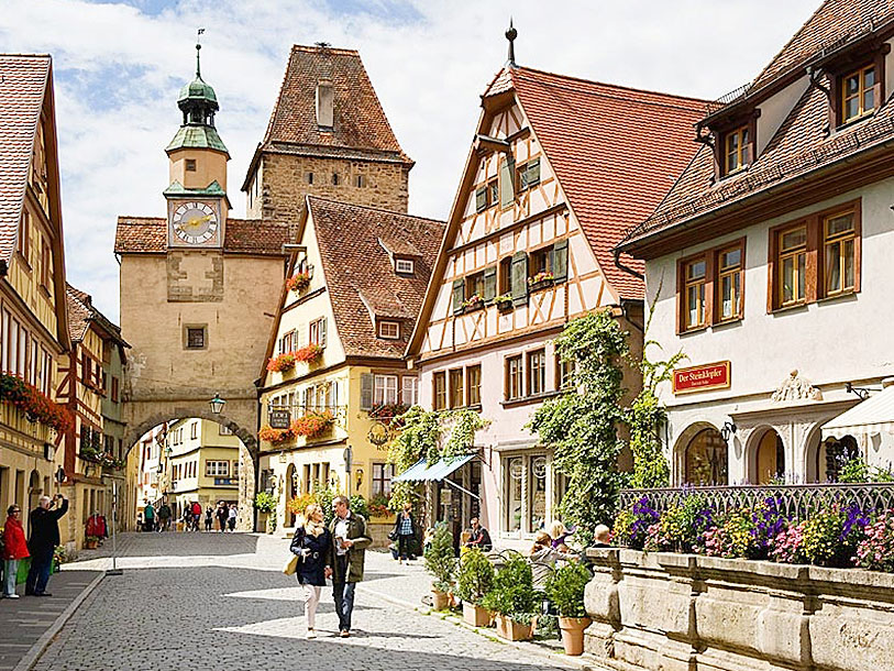 Strosa längs Rothenburg ob der Taubers historiska gator
