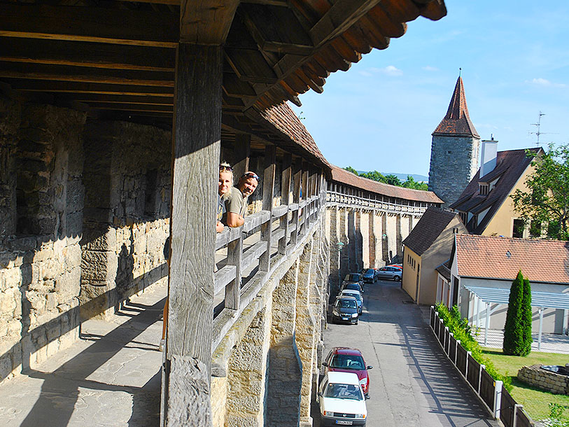 Du bor vid Rothenburg ob der Taubers välbevarade stadsmur som är 4 km lång
