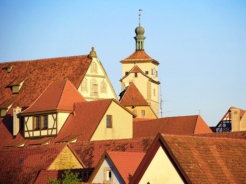 Skönt panorama över Rothenburg ob der Taubers röda hustak
