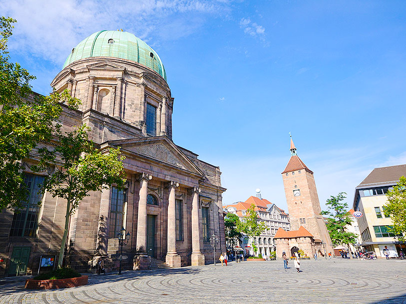 St. Jakobskyrkan är en stor turistattraktion och varumärke över Rothenburg ob der Taubers historiska prakt
