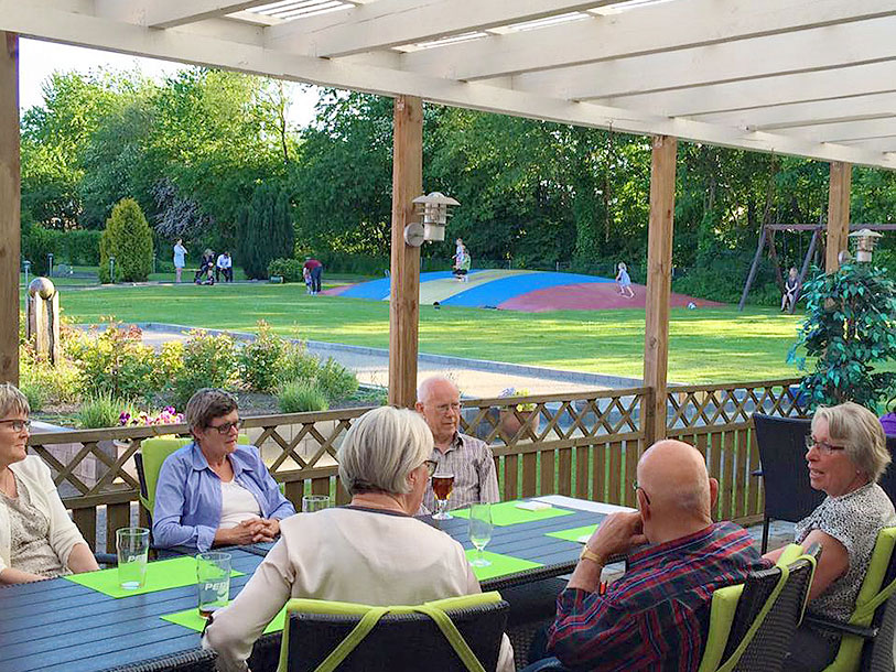 Hotel Søgården har en inhägnad trädgård med sommarterrass och utsikt över lekplatsen