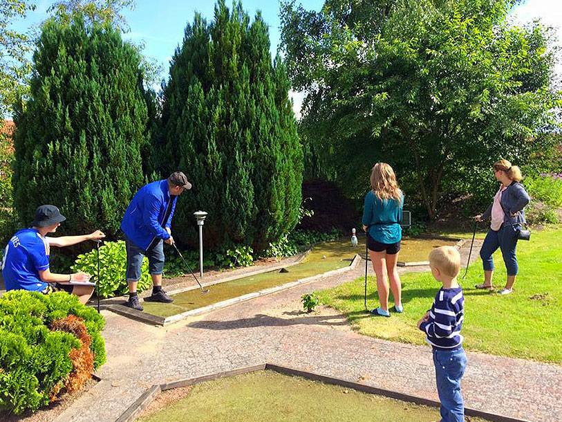 Søgårdens minigolf er et såkaldt Compact Golf-anlæg - en blanding mellem putterbane og minigolf
