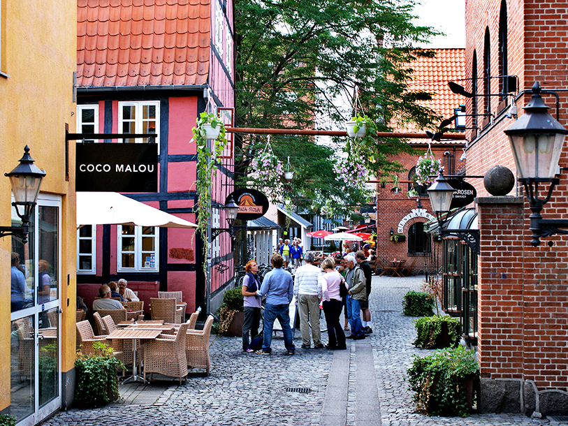 Odense er en storby i miniformat, hvor man kan fortabe sig i det gamle centrums eventyrlige stemning