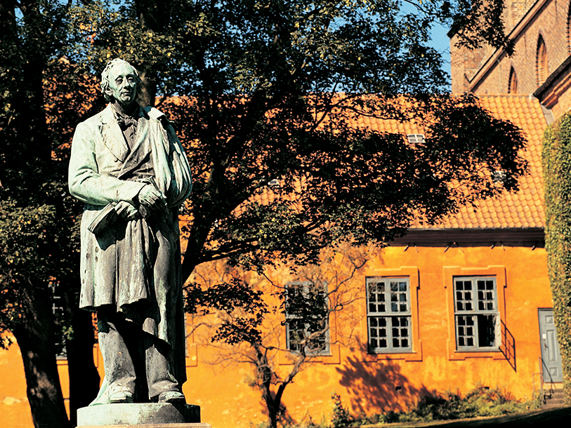Det berømte bysbarn møder I mange steder i Odense - her bronzestatuen ved indgangen til Eventyrhaven