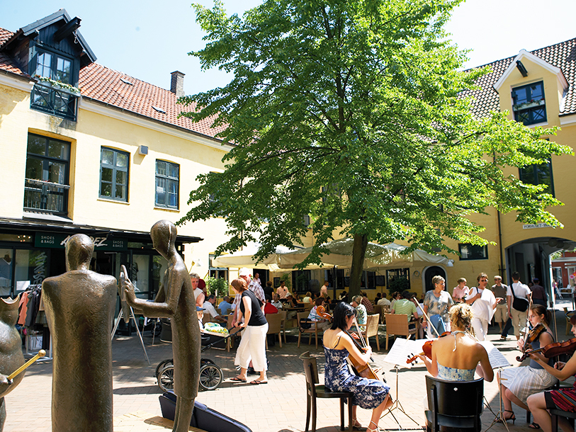 I godt vejr er gården på Brandts fyldt med liv og leben, musik og -events