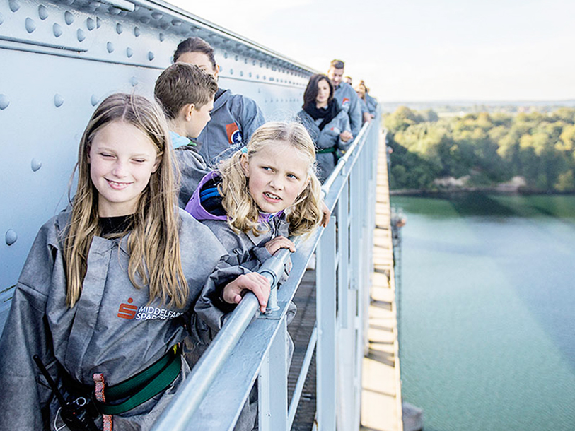 Bridgewalking går med guide og sikkerhedsliner over jerndragerne på den gamle Lillebæltsbro