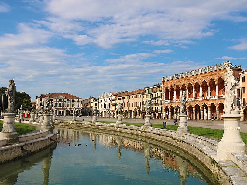 Se det fina torget Prato delle Valle i grannstaden Padova