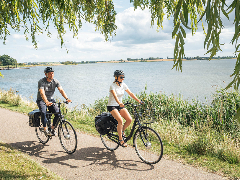 Det er helt oplagt at tage turen langs kysten på cyklen - og I kan låne en gratis på hotellet