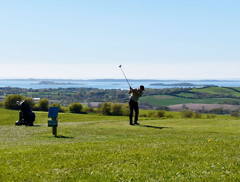 Var det noget med en golfdag med denne udsigt? Der ligger flere baner tæt på Hotel Faaborg Fjord