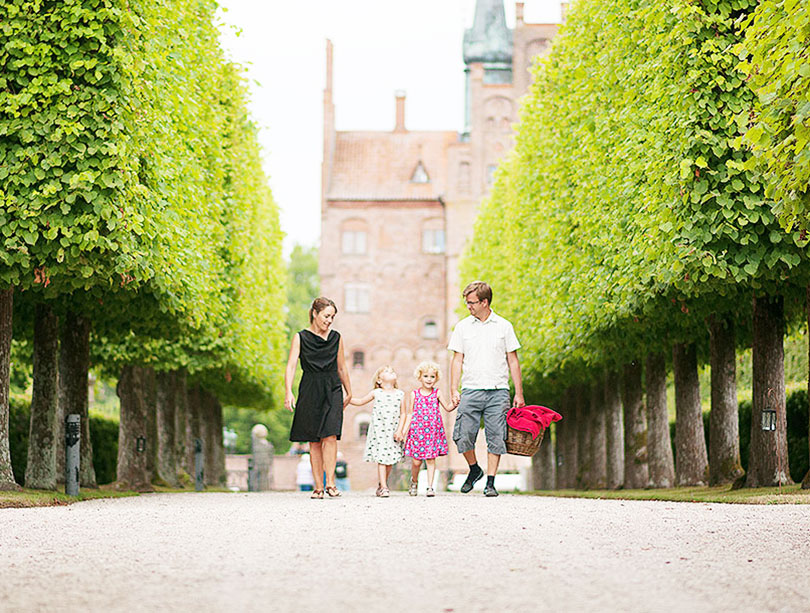 Parken på Egeskov Slot er fyldt med blomster og smukke kroge at gå på opdagelse i