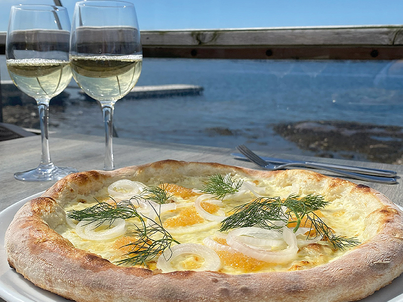 Här kan de lokala specialiteterna avnjutas med havsutsikt - som pizza med löjrom