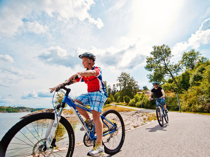 Gå eller cykla ut på de natursköna leder - från TanumStrand finns det massor av vackra rutter att välja mellan