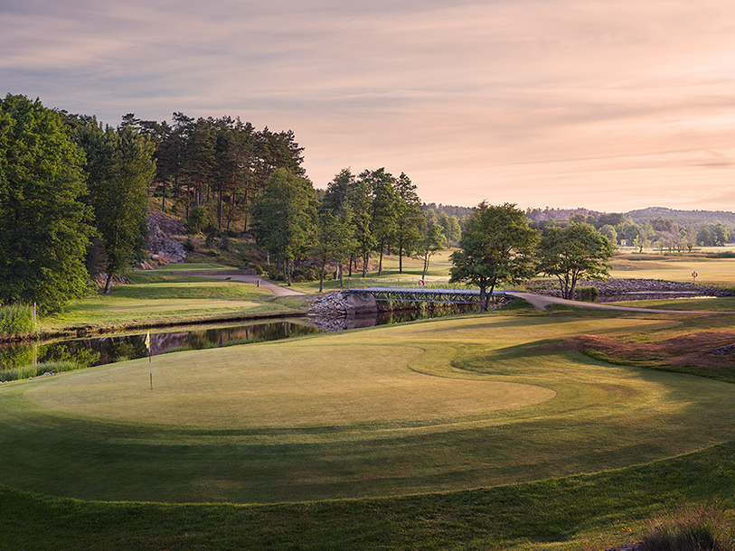 Ta en runda golf på en av Bohusläns alla golfbanor, t.ex. i Fjällbacka