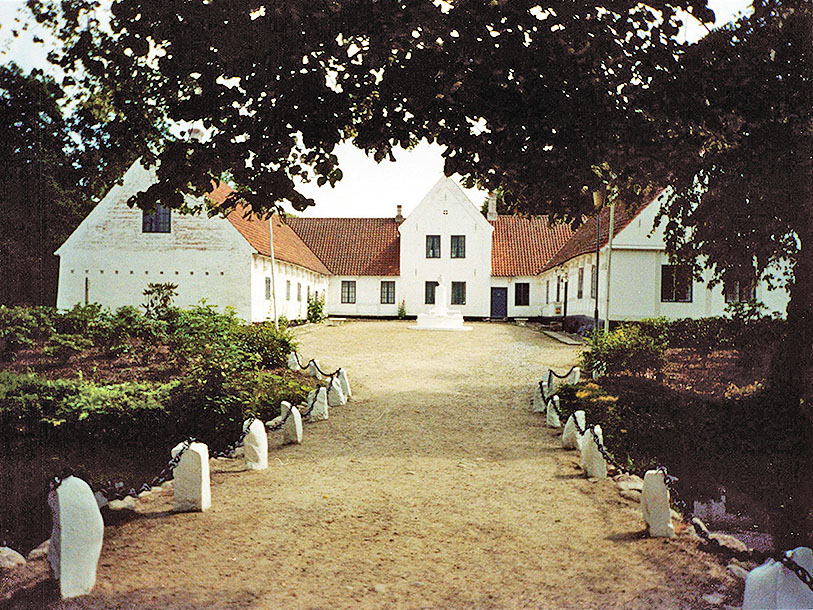 Besök Bangsbo herrgård med anor från 1300-talet och se den botaniska trädgården