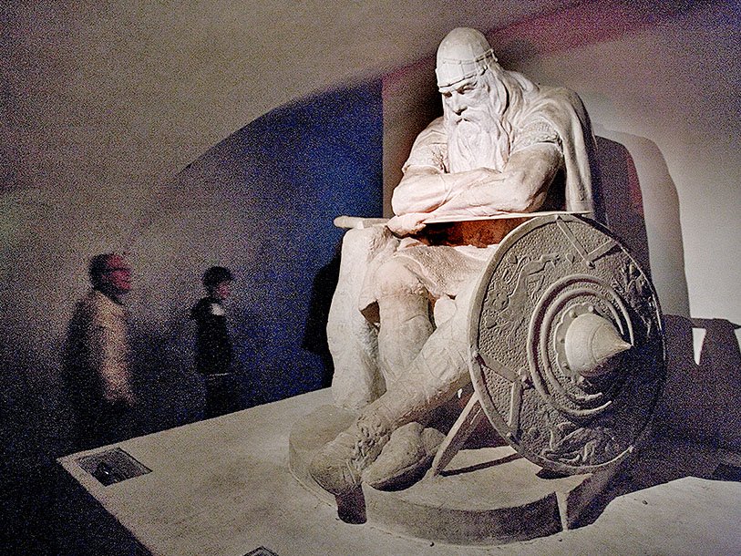 Kongernes Nordsjælland er fyldt med slotte - f.eks. Kronborg, hvor I kan møde ham her: Holger Danske