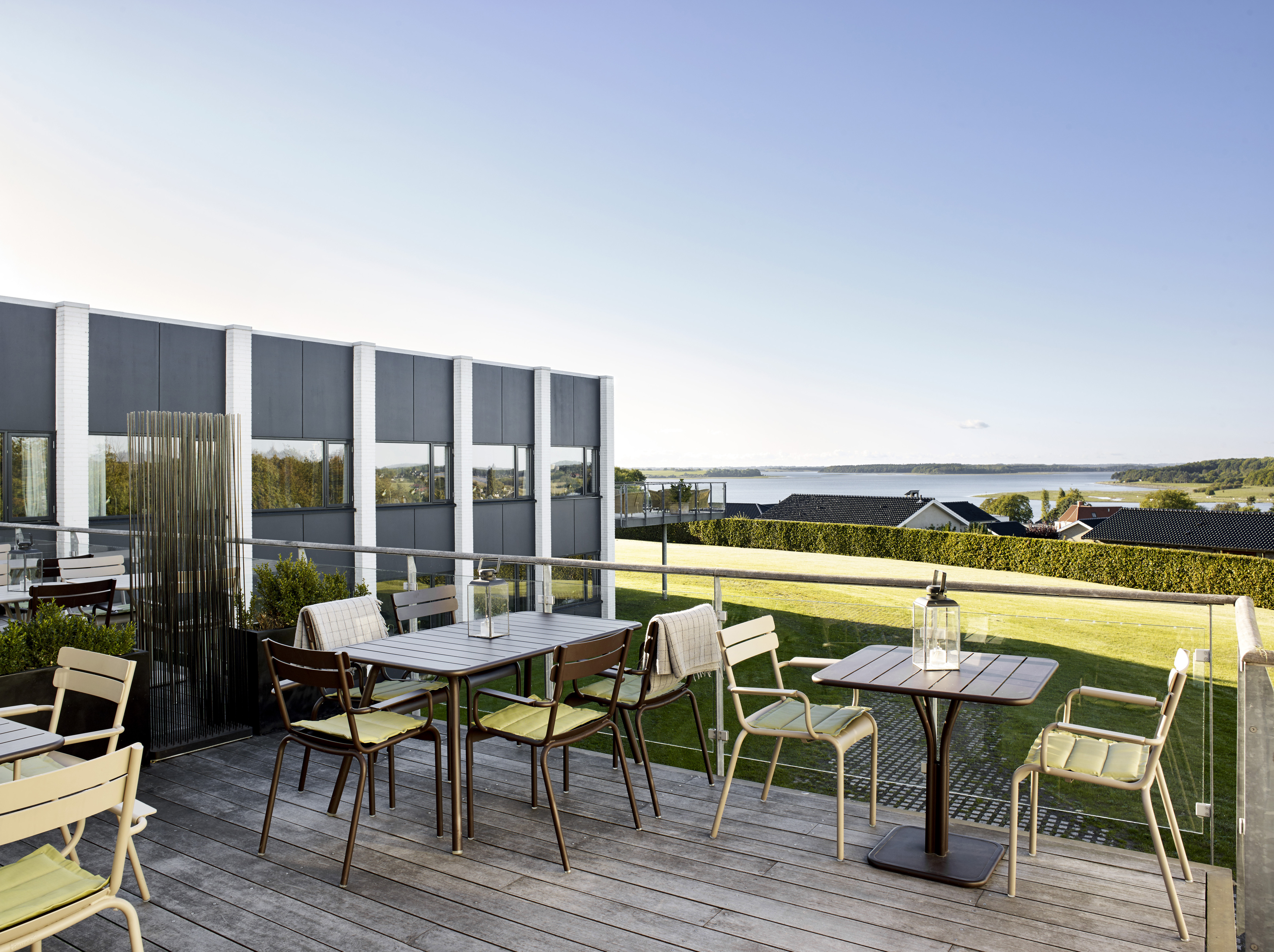 På Comwell Roskilde kan du koppla av på solterrasserna med skön fjordutsikt
