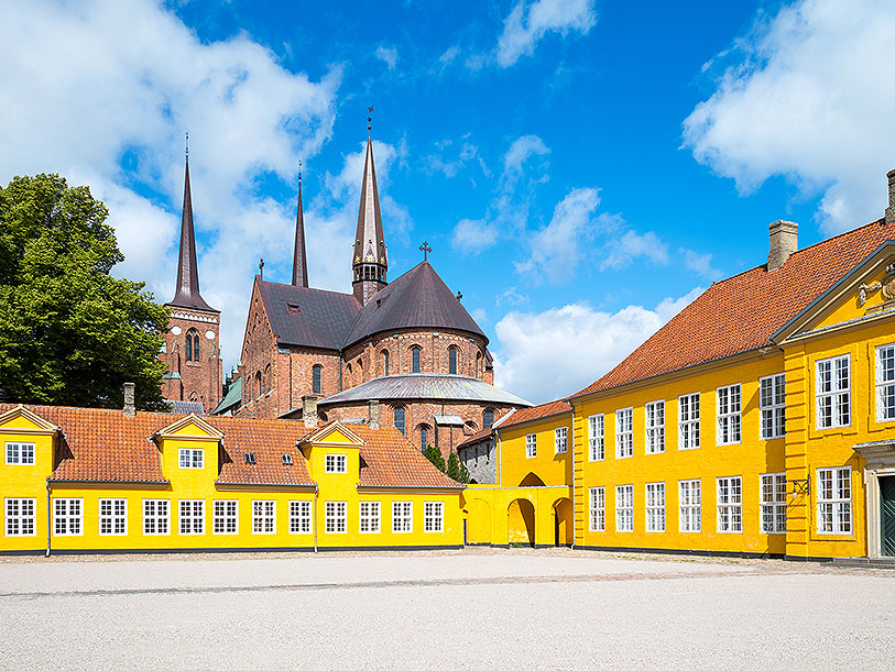 De gula palatsen har sedan 1733 varit granne med Roskilde Domkirke - de hyser Museet for Samtidskunst