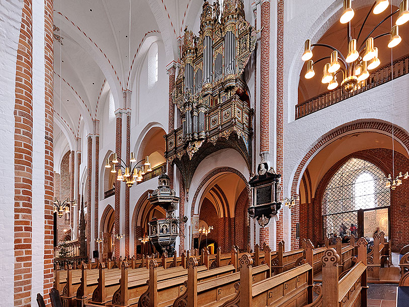 Domkyrkans inre är en uppvisning i gotik och utsmyckningar har tillförts efter årens gång