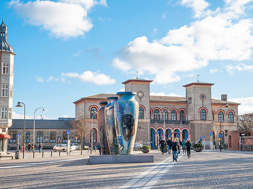De fem jättekrukorna på Hestetorvet i Roskilde uppfördes i förbindelse med stadens 1000-årsjubileum