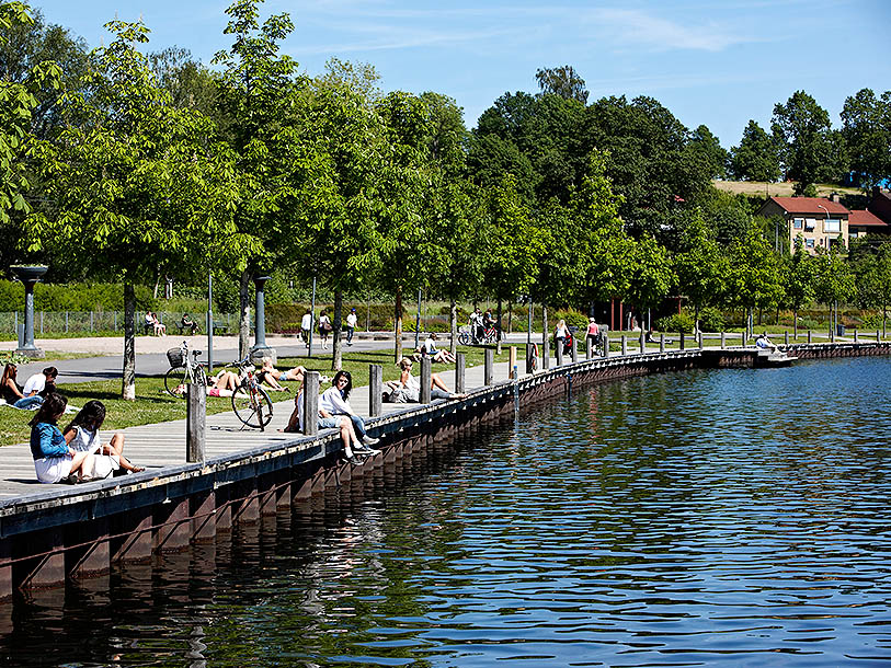 Strosa längs den härliga sjöpromenaden i Växjö