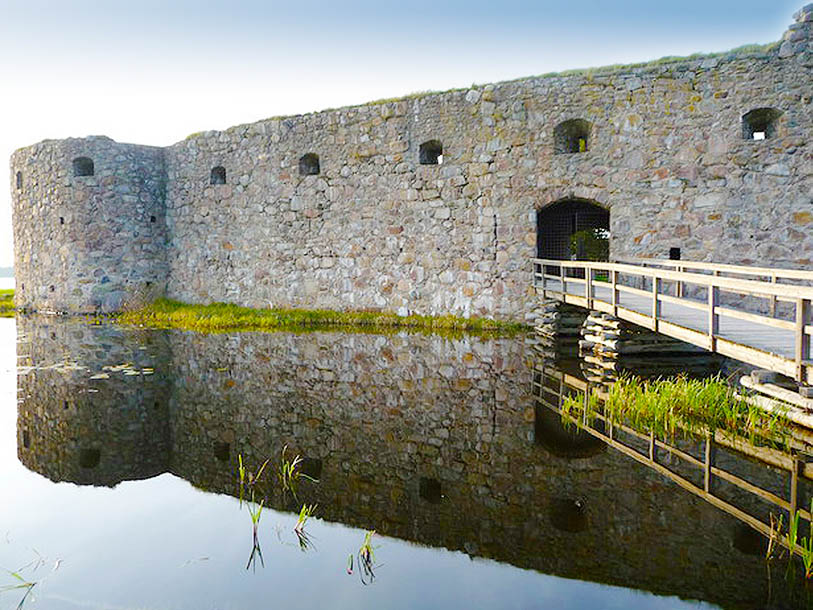 På ön kan du besöka Kronobergs slottsruin